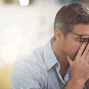 Gestresster Mann vor PC mann-vor-pc-gestresst